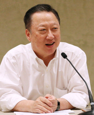 박용만 대한상의 회장이 19일 제주 신라호텔에서 열린 기자간담회에서 발언하고 있다. 연합뉴스